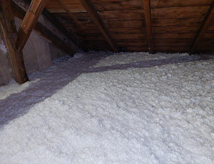 Zateplení stropu obecního domu pomocí foukané izolace